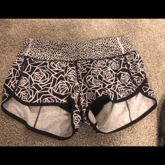 Lululemon 2.5 inseam speed shorts EUC - Picture 1 of 1